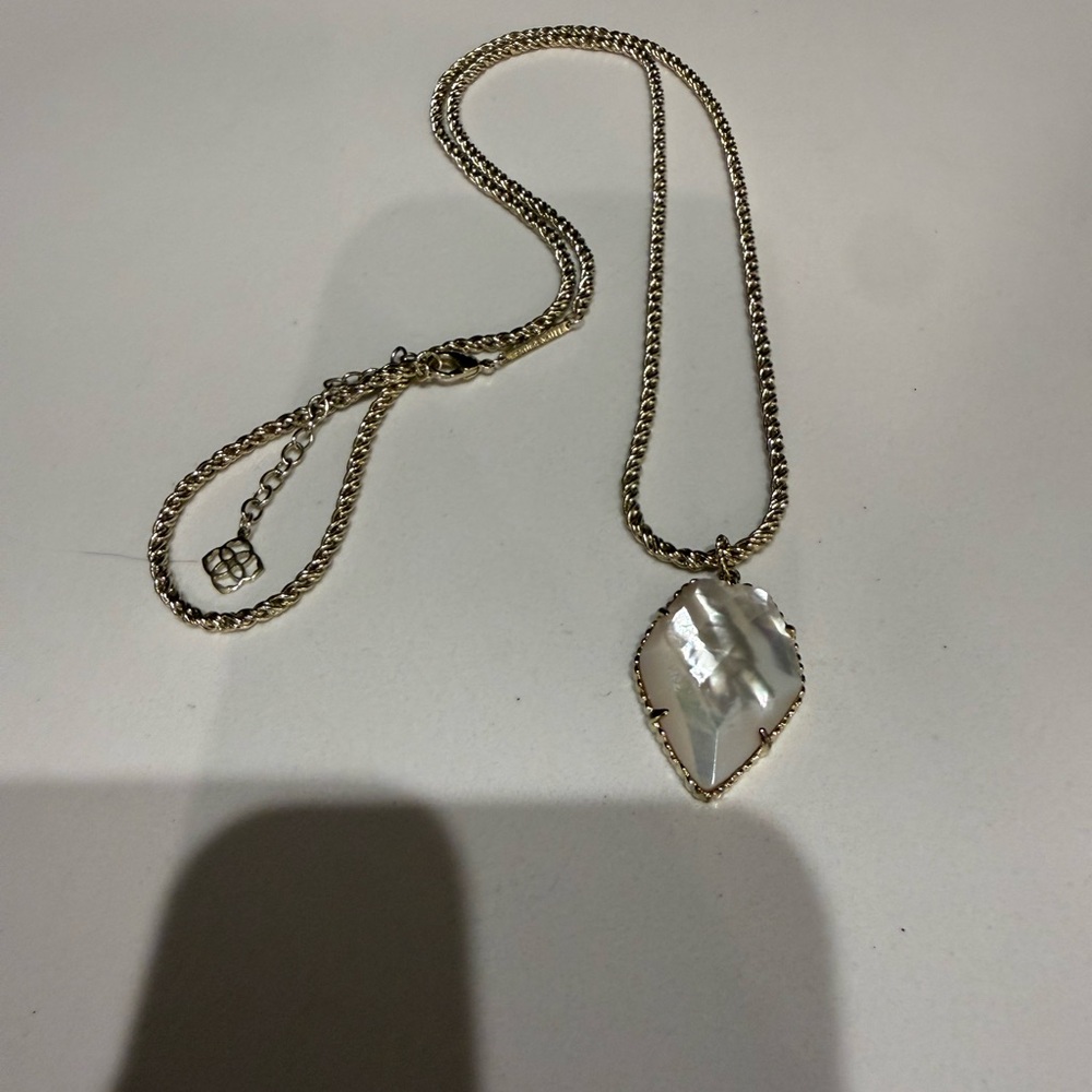 Elegant Gold Kendra Scott Pendant Necklace
